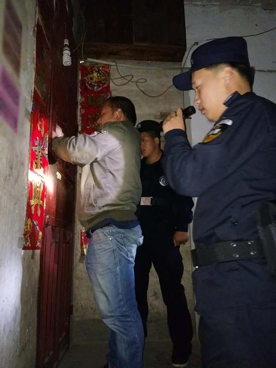 仁怀粗心妈妈误将幼女锁家中 民警全城寻开锁师傅开门